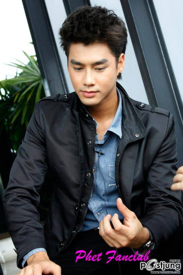 เพ็ชร หล่อเข้มยิ้มน่ารักอีก