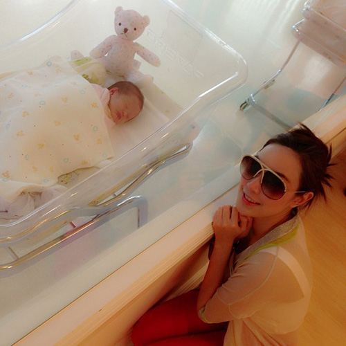 ประมวลภาพดาราเยี่ยม หนิง ปณิตา หลังคลอด น้องนิริน ไร้เงา นุ่น