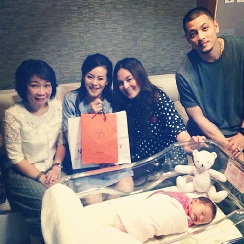 ประมวลภาพดาราเยี่ยม หนิง ปณิตา หลังคลอด น้องนิริน ไร้เงา นุ่น