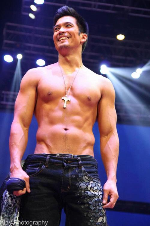 หนุ่มตี๋ปินอยหน้าตา+หุ่นเป๊ะ