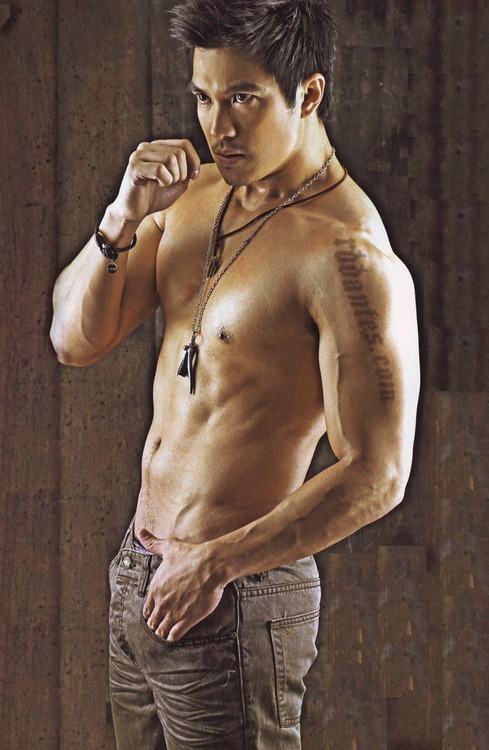 หนุ่มตี๋ปินอยหน้าตา+หุ่นเป๊ะ