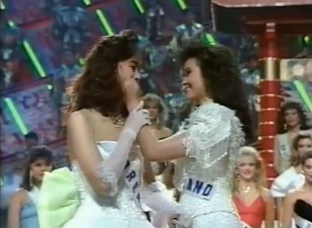 ที่ 1 ยืนขวา  ,,,อยากได้บรรยากาศและความขลังของการประกวดแบบนี้กลับคืนมา T^T