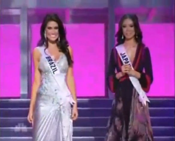 ที่ 1 ยืนขวา ปล.มีใครรู้ป่าวว่าทำไมริโยถึงไม่ใส่ชุดราตรีในวันอำลาตำแหน่ง เพิ่งเห็น แอบสงสัย เบา ๆ