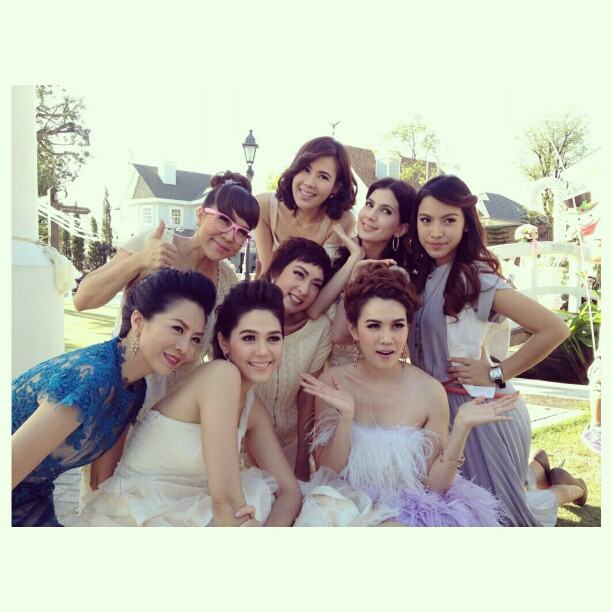 ชมพู่ อารยา ในชุดเจ้าสาว กับเหล่านักแสดง คุณสามี (กำมะลอ) ที่รัก