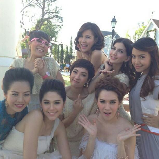ชมพู่ อารยา ในชุดเจ้าสาว กับเหล่านักแสดง คุณสามี (กำมะลอ) ที่รัก