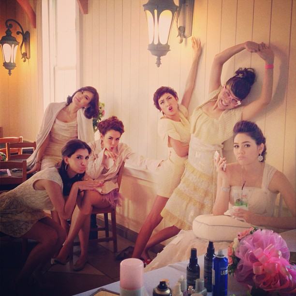 ชมพู่ อารยา ในชุดเจ้าสาว กับเหล่านักแสดง คุณสามี (กำมะลอ) ที่รัก