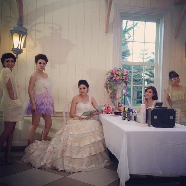 ชมพู่ อารยา ในชุดเจ้าสาว กับเหล่านักแสดง คุณสามี (กำมะลอ) ที่รัก