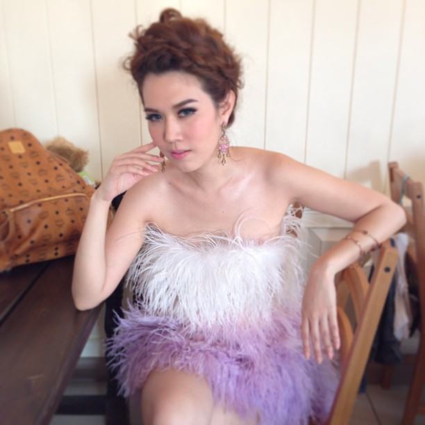 ชมพู่ อารยา ในชุดเจ้าสาว กับเหล่านักแสดง คุณสามี (กำมะลอ) ที่รัก