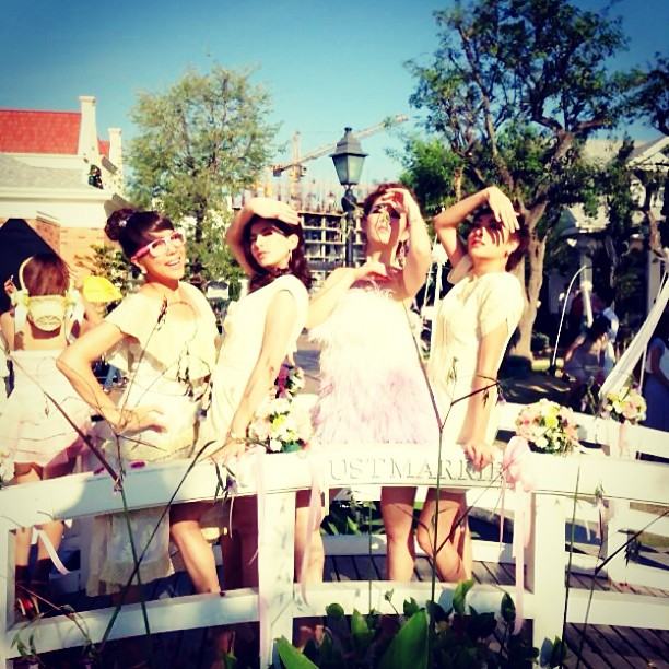 ชมพู่ อารยา ในชุดเจ้าสาว กับเหล่านักแสดง คุณสามี (กำมะลอ) ที่รัก