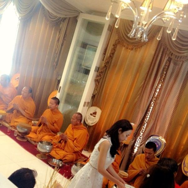 อั้ม พัชราภา ทำบุญบ้าน พร้อมเพื่อนซี้ แอมป์ ตามประกบ