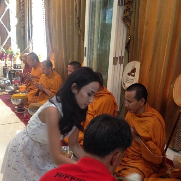 อั้ม พัชราภา ทำบุญบ้าน พร้อมเพื่อนซี้ แอมป์ ตามประกบ