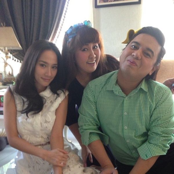 อั้ม พัชราภา ทำบุญบ้าน พร้อมเพื่อนซี้ แอมป์ ตามประกบ