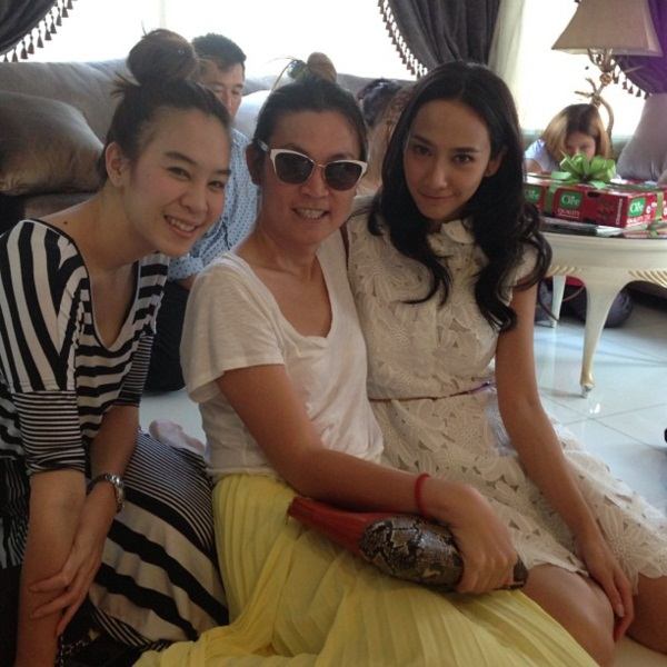 อั้ม พัชราภา ทำบุญบ้าน พร้อมเพื่อนซี้ แอมป์ ตามประกบ