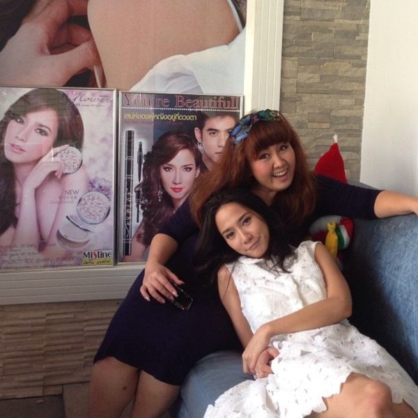 อั้ม พัชราภา ทำบุญบ้าน พร้อมเพื่อนซี้ แอมป์ ตามประกบ