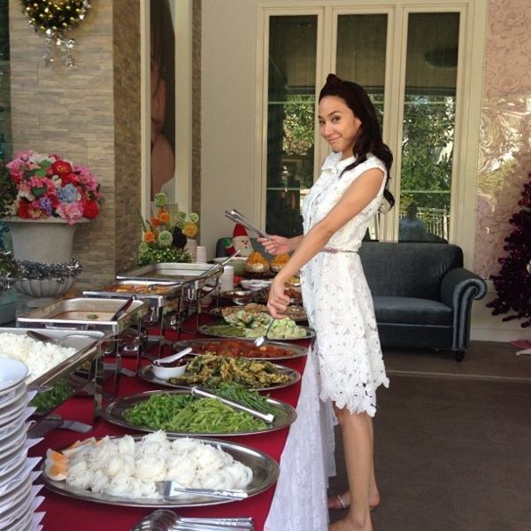 อั้ม พัชราภา ทำบุญบ้าน พร้อมเพื่อนซี้ แอมป์ ตามประกบ