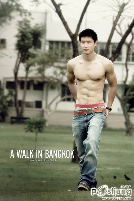 ตี๋กิมจิ ในชุด A WALK IN BANGKOK