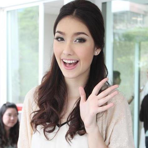 คนนี้กำลังปั้น สวย ใส