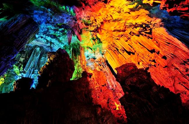 มหัศจรรย์ถ้ำเรื่องแสงหลากหลายสี
