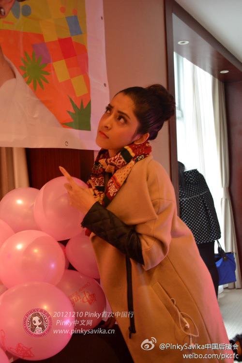 พิ้งกี้ สาวิกา กับแฟนคลับที่จีน น่ารักมาก