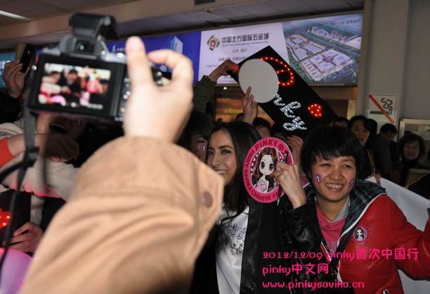 พิ้งกี้ สาวิกา กับแฟนคลับที่จีน น่ารักมาก