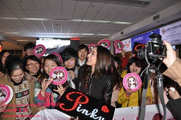 พิ้งกี้ สาวิกา กับแฟนคลับที่จีน น่ารักมาก