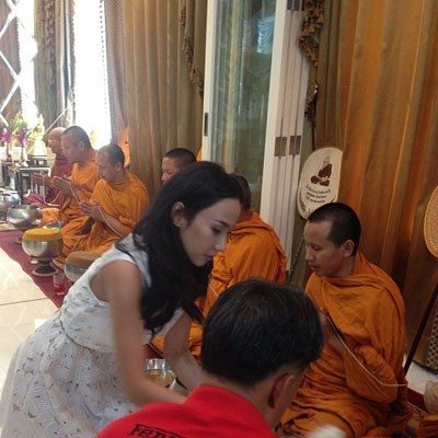 อั้ม หนีบ แอมป์ ทำบุญบ้านปีใหม่