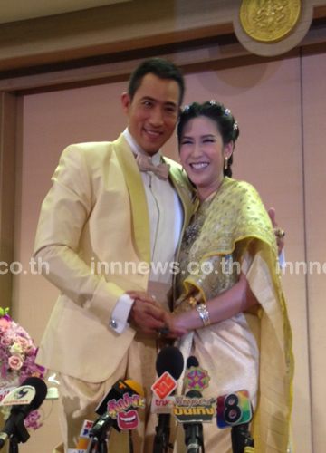 ชื่นมื่น! ตั๊ก ควง ป๊อก ฉลองมงคลสมรสพระราชทาน 22 ธ.ค.
