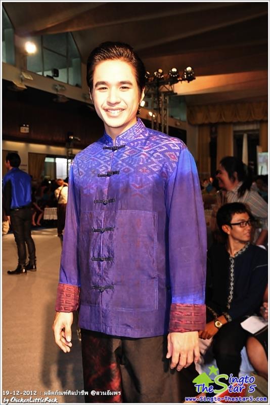 สิงโต งานแฟชั่นโชว์เสื้อผ้าไหมไทยของมูลนิธิส่งเสริมศิลปาชีพ