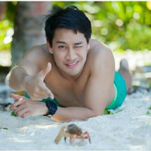 ป้อง ณวัฒน์ อวดหุ่นเอาใจแฟนคลับ ที่เกาะตาชัย และภูเก็ต