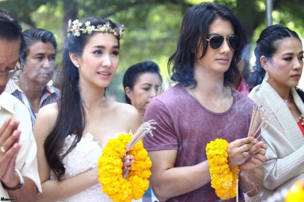 เตรียมฮา! มีน-เป้ นำทีมดารา บวงสรวง ซินเดอเรลล่ารองเท้าแตะ