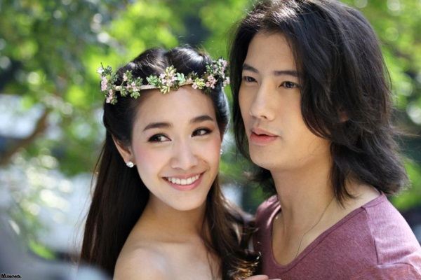 เตรียมฮา! มีน-เป้ นำทีมดารา บวงสรวง ซินเดอเรลล่ารองเท้าแตะ