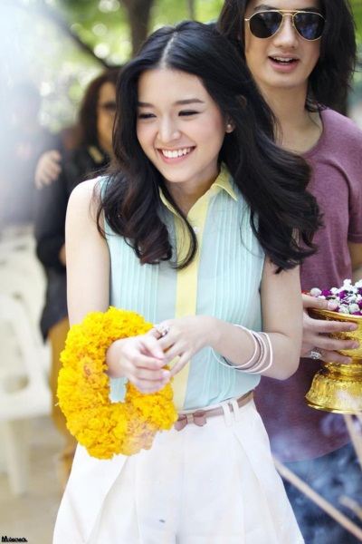 เตรียมฮา! มีน-เป้ นำทีมดารา บวงสรวง ซินเดอเรลล่ารองเท้าแตะ