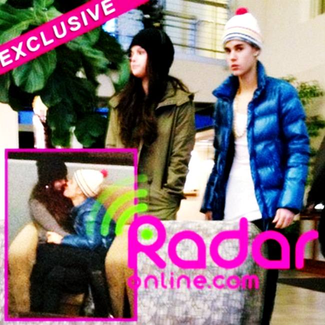 หวานกันกลางสนามบิน Justin Bieber  กับสาว Selena Gomez