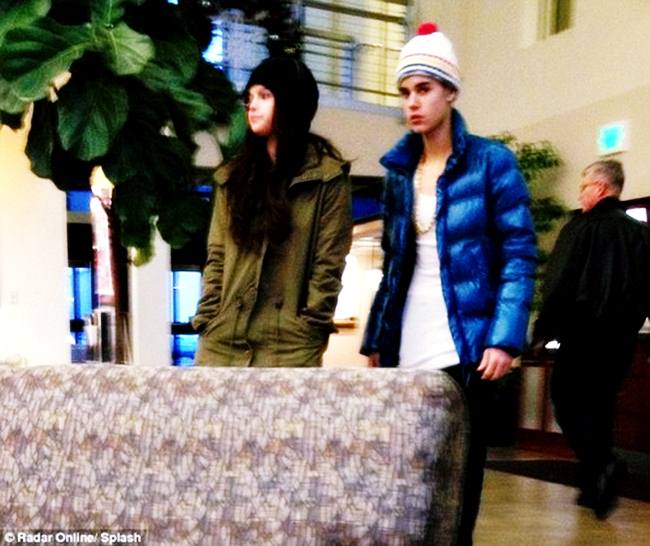 หวานกันกลางสนามบิน Justin Bieber  กับสาว Selena Gomez