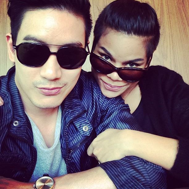 หมอโอ๊ค โอปอล์ สุดสวีท หอบดอกไม้ให้กำลังใจ งานละครเวที