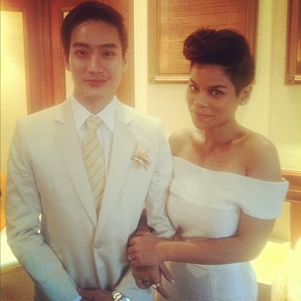 หมอโอ๊ค โอปอล์ สุดสวีท หอบดอกไม้ให้กำลังใจ งานละครเวที