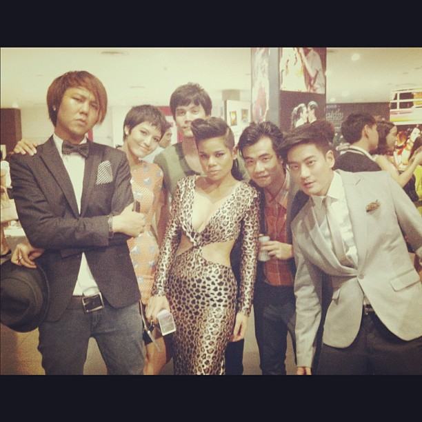 หมอโอ๊ค โอปอล์ สุดสวีท หอบดอกไม้ให้กำลังใจ งานละครเวที