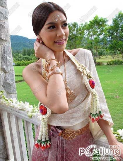 ญาญ่า มิ้นต์ คิม มาร์กี้ ในชุดไทย