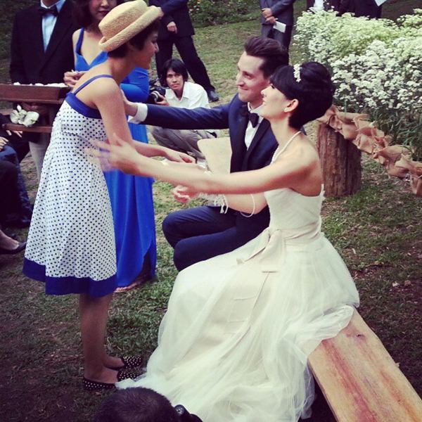 ชมภาพบรรยากาศ ญารินดา ควงแขน วิล พาเธอร่า เข้าพิธีวิวาห์