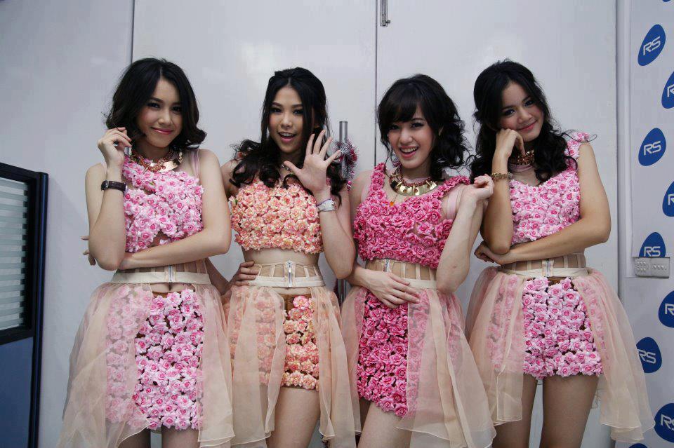 4 สาว หุ่นดี เสียงดี Kiss Me Five