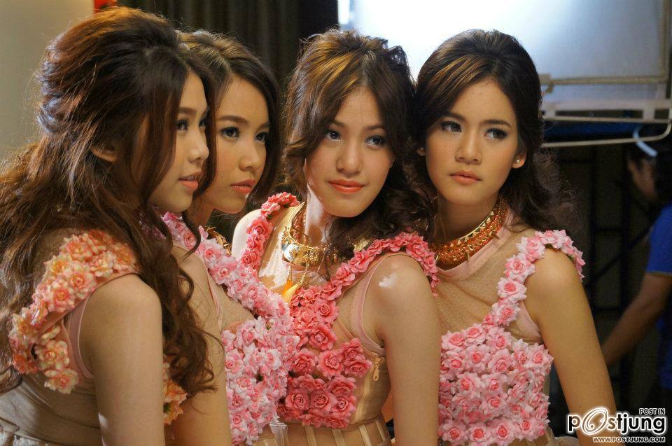4 สาว หุ่นดี เสียงดี Kiss Me Five