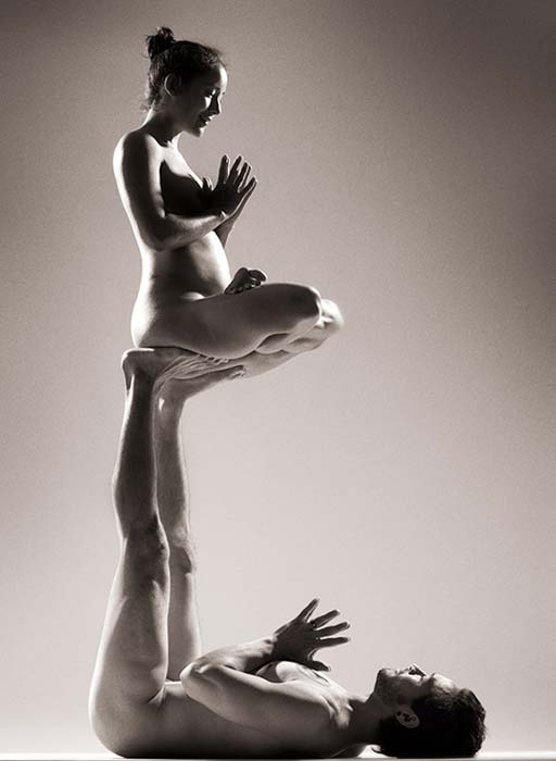 ร้อนแรง! ไบรโอนี่-สามี ถ่ายนู้ดทั้งตัว โปรโมทโยคะ