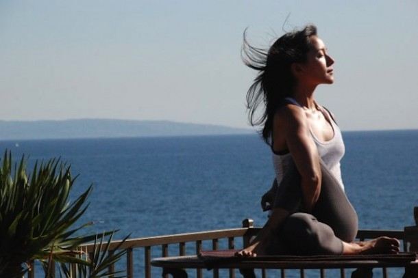 ร้อนแรง! ไบรโอนี่-สามี ถ่ายนู้ดทั้งตัว โปรโมทโยคะ