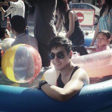 แซ่บกันอยู่ที่สระว่ายน้ำกลางสยามเลย