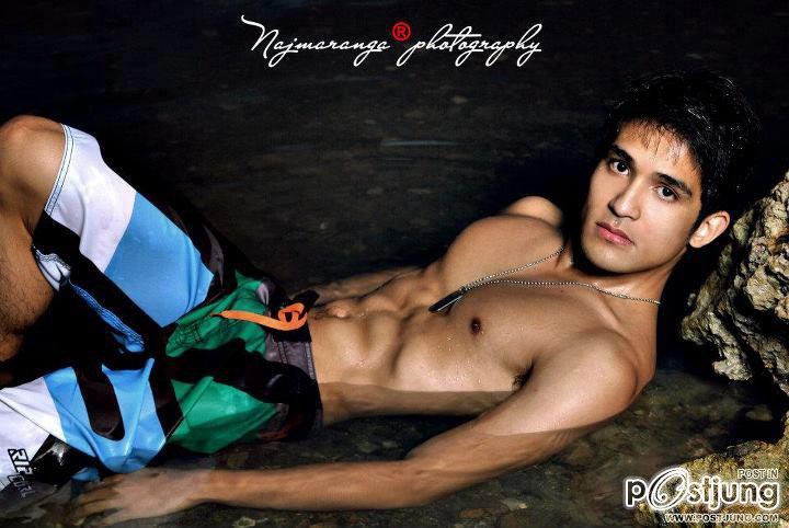 หนุ่มตี๋ปินอยเรียงแถวเข้ามา