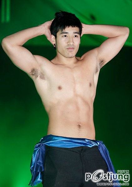 หนุ่มตี๋ปินอยเรียงแถวเข้ามา