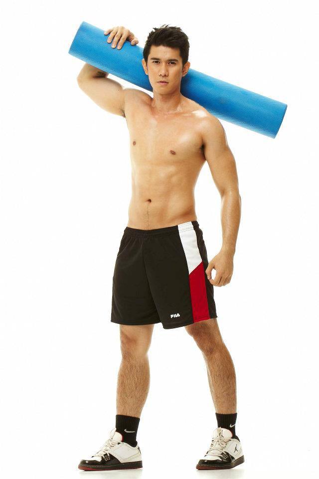 หนุ่มตี๋ปินอยเรียงแถวเข้ามา