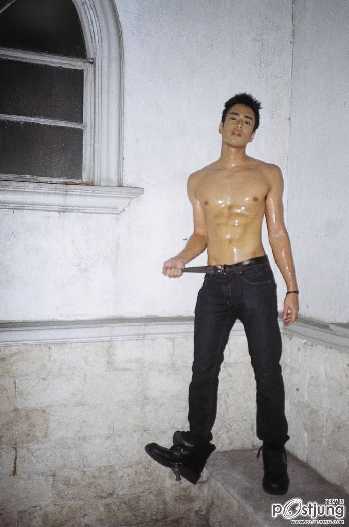 หนุ่มตี๋ปินอยเรียงแถวเข้ามา