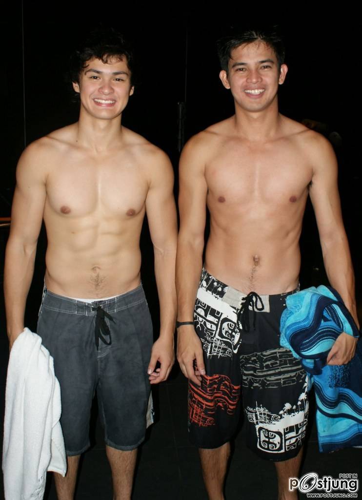 หนุ่มตี๋ปินอยเรียงแถวเข้ามา