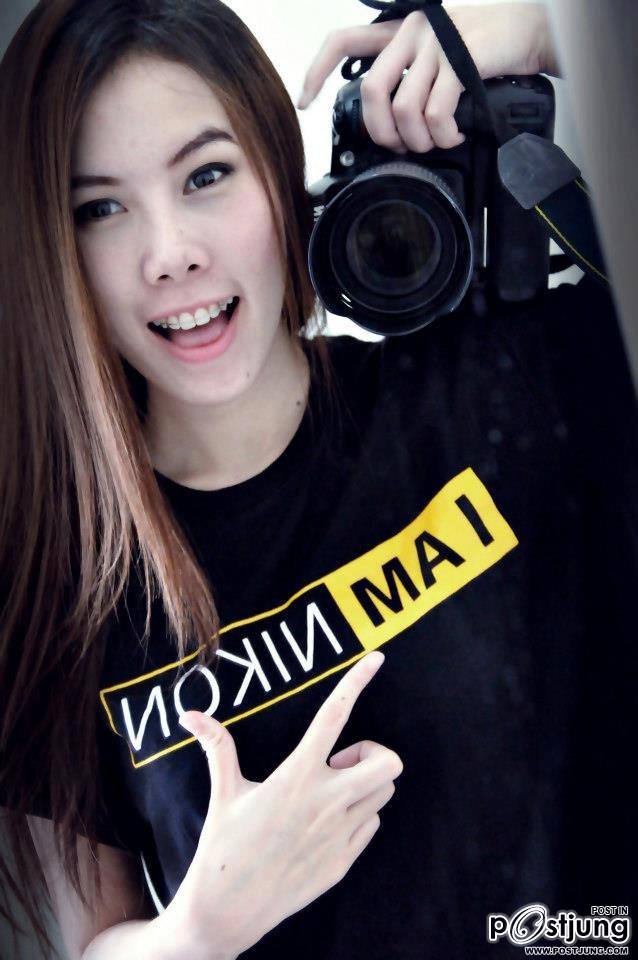 พวกคุณอยากให้เธอคนไหนเป็นคนถ่ายภาพให้ดีครับ